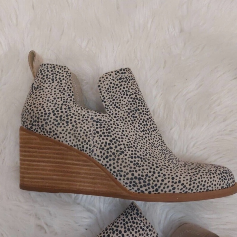 EUC Toms Kallie wedge booties neutral animal print 7.5